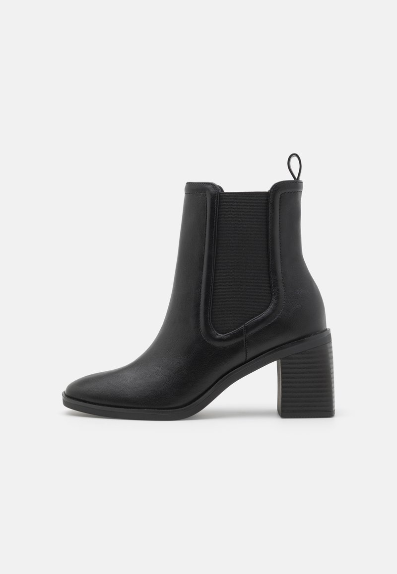 Bottines noires en cuir lisse avec des panneaux latéraux élastiques, une languette et un talon carré texturé. Design élégant et raffiné.