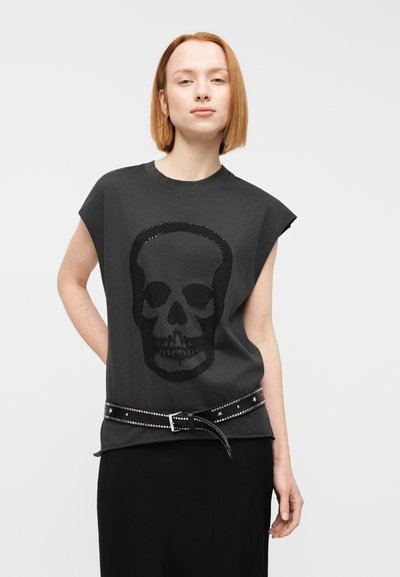 Μαύρο πουκάμισο με κοντά μανίκια που διαθέτει εντυπωσιακό σχέδιο κρανίου. Κατασκευασμένο από βαμβάκι, έχει άνετη εφαρμογή και ομαλή υφή. Μια μαύρη ζώνη με τρουκς τονίζει τη μέση.