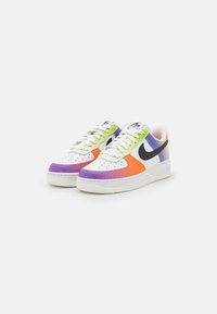 Nike Air Force 1-sneakers med vit bas och livfulla accenter i grönt, orange, lila och svart. Slät lädertextur, snörningsdesign.