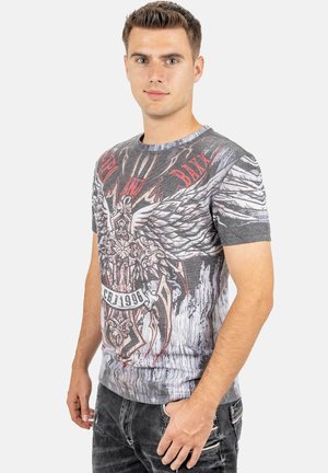 Grafisches T-Shirt in Grau und Rot, mit Designs von Adlerflügeln und Text. Kurze Ärmel, runder Halsausschnitt und ein strukturiertes Druckmuster.