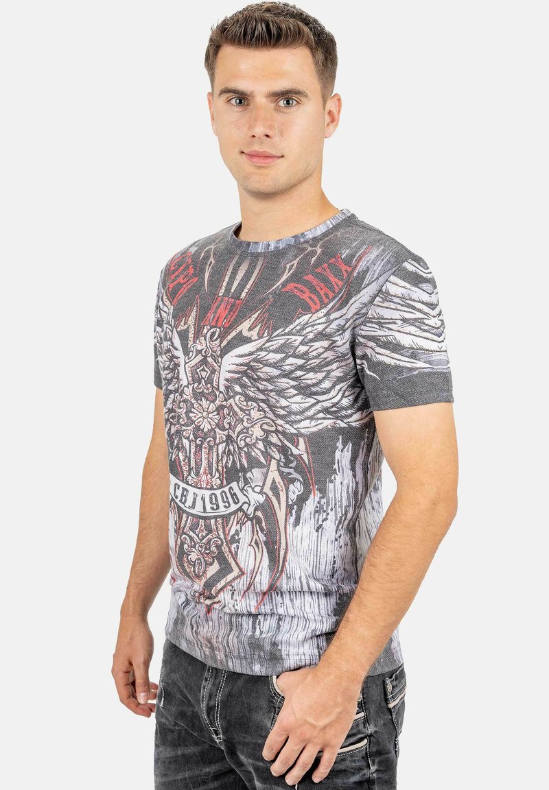 Grafische T-shirt in grijs en rood, met ontwerpen van een arendenvleugel en tekst. Korte mouwen, ronde halslijn en een textuurprint.