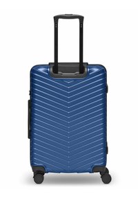 Valise rigide bleue avec un motif en chevron, poignée télescopique noire déployée, quatre roulettes pivotantes et une poignée latérale sur fond blanc.