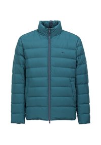 Teal puffy jakna s horizontalnim ukrasnim šavovima, visokom ovratniku i prednjim zatvaračem. Ima bočne džepove i mali logotip.