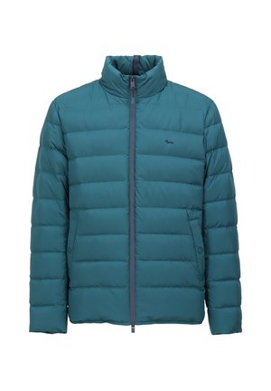 Teal puffy jakna s horizontalnim ukrasnim šavovima, visokom ovratniku i prednjim zatvaračem. Ima bočne džepove i mali logotip.