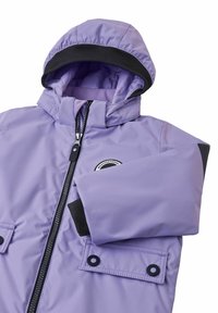 Wodoodporna fioletowa kurtka z kapturem, czarną podszewką, przednim zamek błyskawicznym i dwiema kieszeniami z klapami; posiada okrągłe logo na klatce piersiowej.