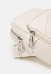 Lacoste ANGY - Taška cez plece - farine