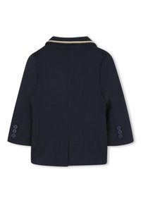 Granatowa marynarka z wyłogami, rękawami o długości trzy czwarte i trzema guzikami na każdym rękawie. Gładka tekstura, brak widocznych wzorów.