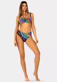 Dwuczęściowy bikini w kolorowy wzór zwierzęcy w odcieniach czerwieni, niebieskiego, żółtego i zielonego. Góra ma regulowane ramiączka oraz usztywniony fason.