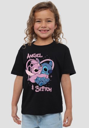 Schwarzes Baumwoll-T-Shirt mit einem Grafikdesign, das einen pinken Charakter zeigt, der einen blauen Charakter umarmt, mit dem Text "ANGEL & STITCH" in stilisierter pinker Schrift.