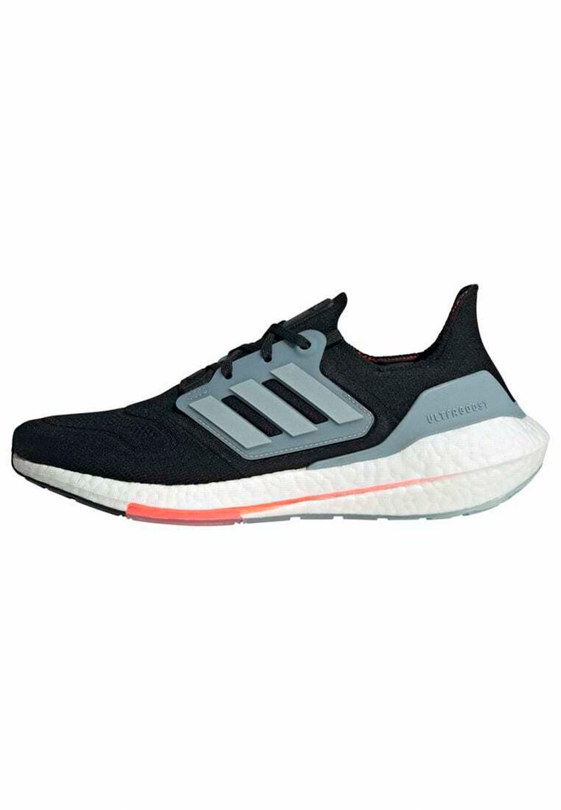Chaussure de course noire et grise avec semelle blanche coussinée, trois bandes latérales grises et un petit accent rouge sur le bord de la semelle.