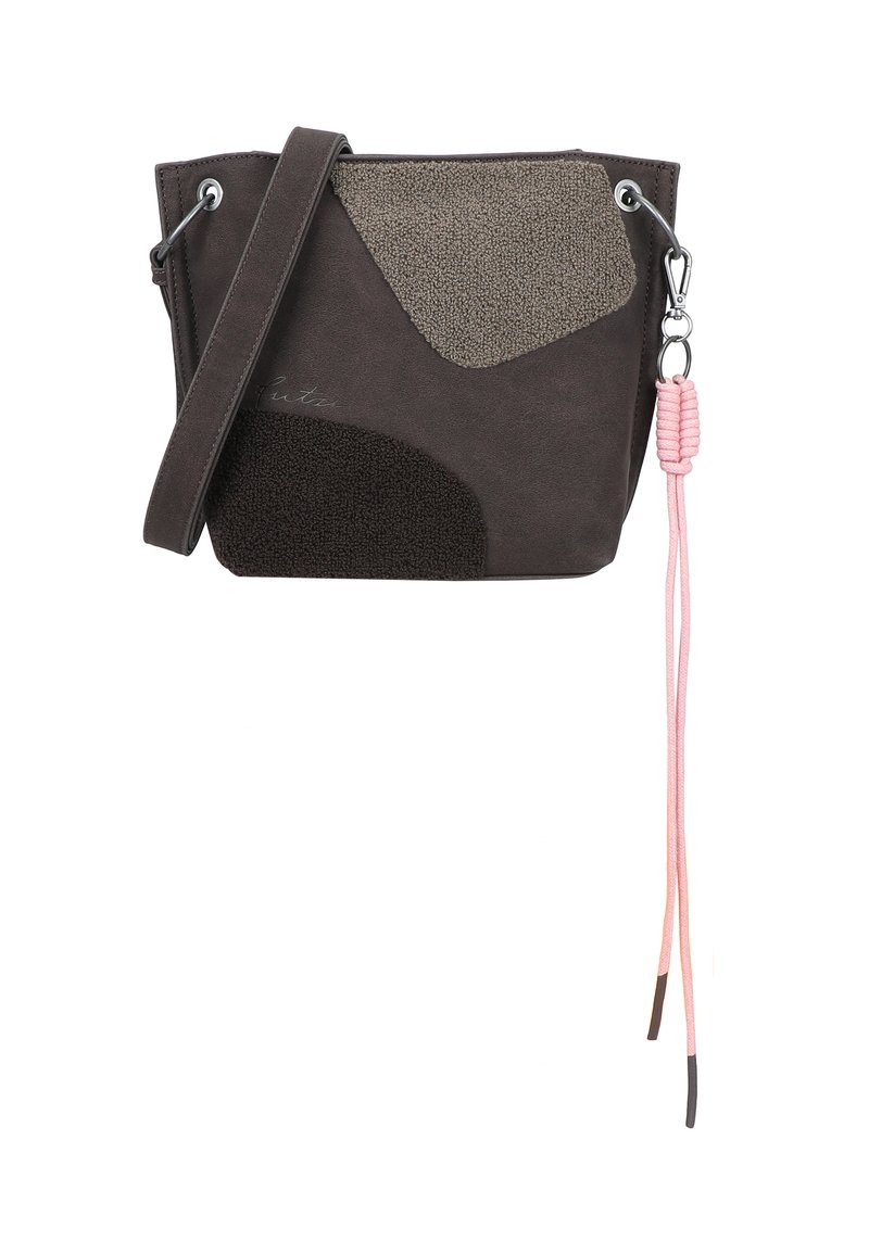 Bolso de bucket de cuero marrón con parches texturizados en gris y negro. Cuenta con una correa trenzada rosa y herrajes plateados para el cierre.