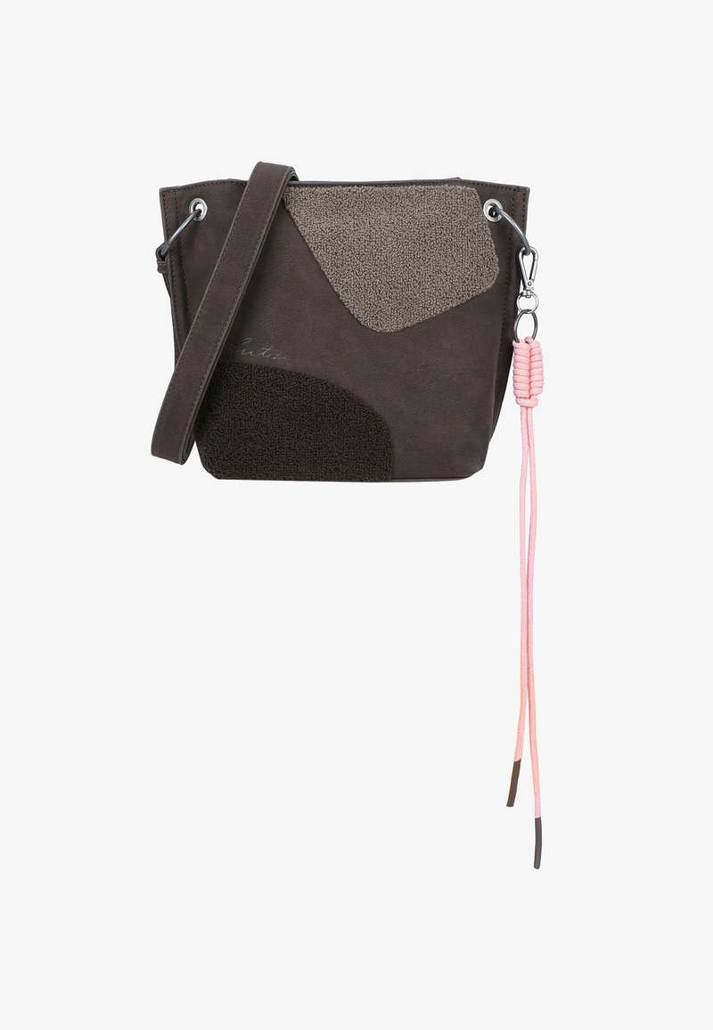 Bolso de bucket de cuero marrón con parches texturizados en gris y negro. Cuenta con una correa trenzada rosa y herrajes plateados para el cierre.