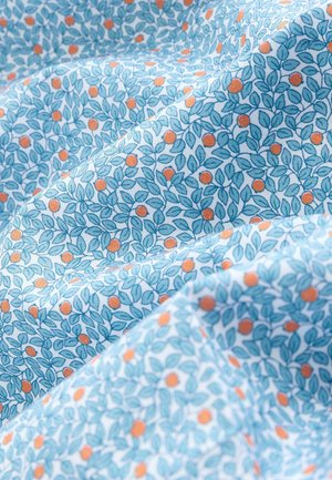 Textiel met een blauwe achtergrond met een patroon van kleine groene bladeren en oranje stippen, wat een delicate, bloemdessin creëert. Zachte textuur.