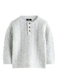 Pull en maille gris clair avec un motif torsadé, un col rond, trois boutons en bois, des poignets et un ourlet côtelés.