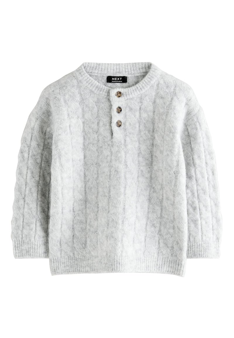 Pull en maille gris clair avec un motif torsadé, un col rond, trois boutons en bois, des poignets et un ourlet côtelés.