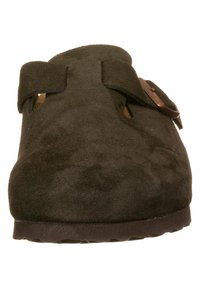 Scarpa slip-on in camoscio marrone scuro con due cinturini regolabili, punta rotonda, superficie testurizzata e suola in gomma per una buona aderenza.