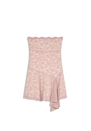 Rochie mini roz din dantelă fără bretele, cu model floral, decolteu cu margini ondulate și detaliu asimetric cu tiv drapat.