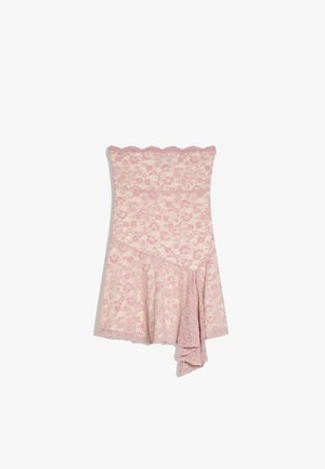 Rochie mini roz din dantelă fără bretele, cu model floral, decolteu cu margini ondulate și detaliu asimetric cu tiv drapat.