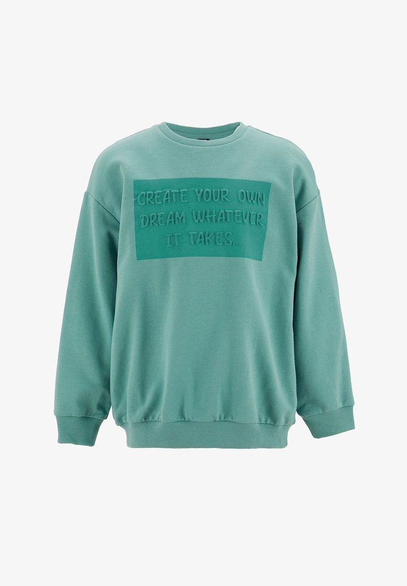 Sweat-shirt en coton vert avec col rond, coupe décontractée et texte imprimé texturé à l'avant : "CRÉEZ VOTRE PROPRE RÊVE QUOI QU'IL EN COÛTE."