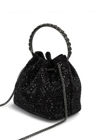 Czarna torba typu bucket o strukturalnej fakturze z zapięciem na sznurek, z metalową rączką w kształcie pierścienia i łańcuszkiem. Ozdobiona geometrycznymi wzorami.