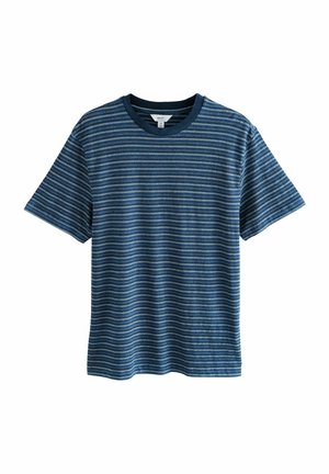 Blauw gestreepte t-shirt met een ronde halslijn en korte mouwen. De stof is soepel en heeft afwisselend lichte en donkere blauwe strepen met een gestructureerd patroon.
