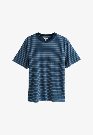 Blauw gestreepte t-shirt met een ronde halslijn en korte mouwen. De stof is soepel en heeft afwisselend lichte en donkere blauwe strepen met een gestructureerd patroon.