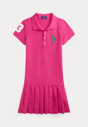 Rózsaszín pólóruha rövid ujjakkal, háromgombos sliccel, zöld hímzett logóval és pliszírozott szoknyarésszel. Pamut keverék anyagból készült.