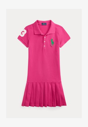 Różowa sukienka polo z krótkimi rękawami, zapięciem na trzy guziki, zielonym wyszywanym logo i plisowanym dołem spódnicy. Wykonana z bawełnianej tkaniny mieszanej.