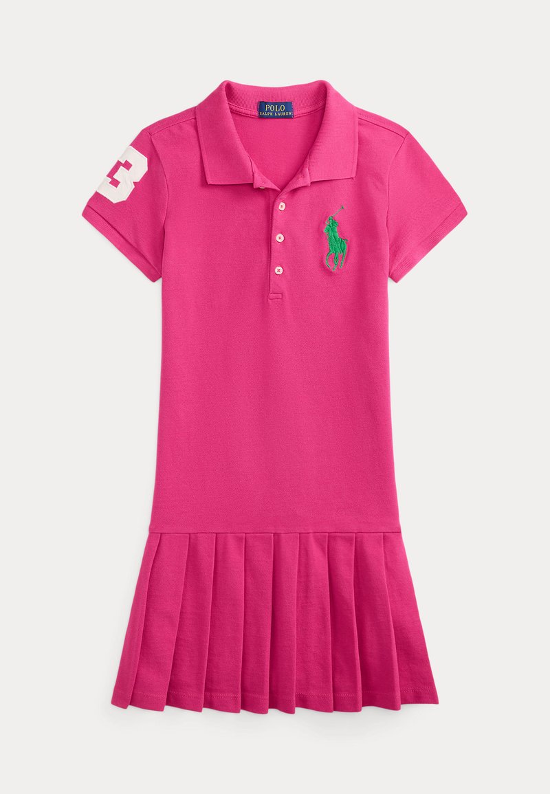 Rožinė polo suknele su trumpomis rankovėmis, trijų sagų plokštelė, žalia siuvinėta logotipu ir klostuoto sijono apačia. Pagaminta iš medvilnės mišinio audinio.