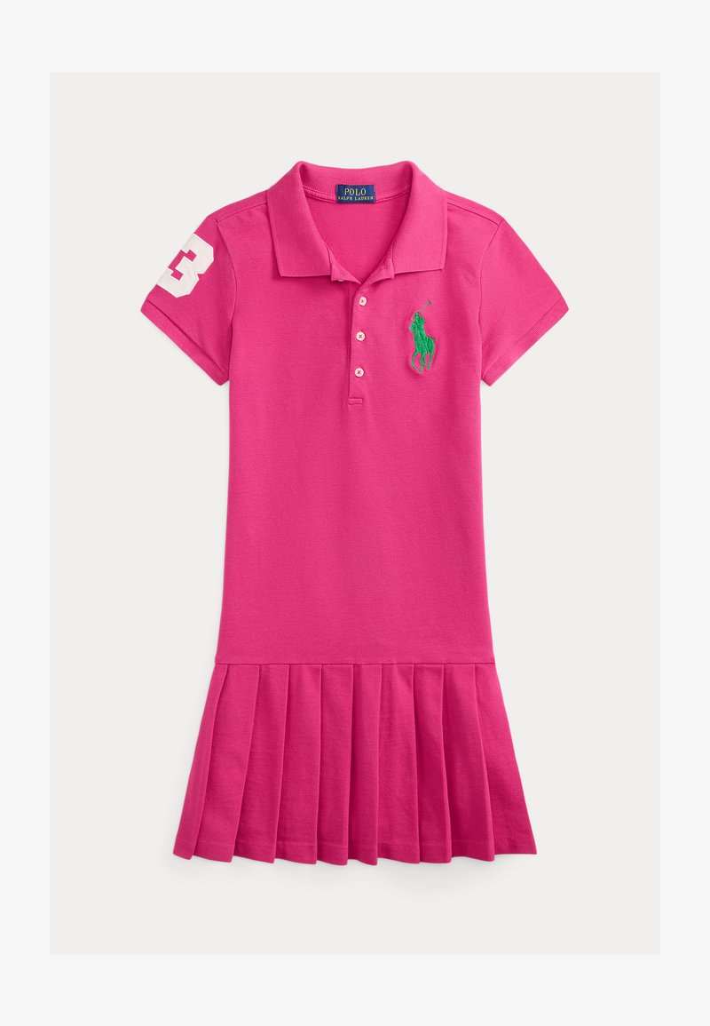 Rožinė polo suknele su trumpomis rankovėmis, trijų sagų plokštelė, žalia siuvinėta logotipu ir klostuoto sijono apačia. Pagaminta iš medvilnės mišinio audinio.