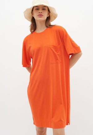 Oranžové oversized tričko šaty s krátkymi rukávmi, okrúhlym výstrihom a vreckom na hrudi. Hladká tkanina s voľným strihom a bočnými rozparkami.