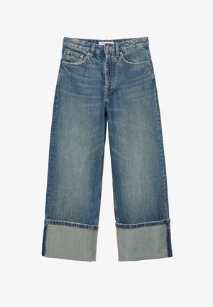 Niebieskie dżinsy z szerokimi nogawkami i dużymi podwiniętymi mankietami na dole, wyposażone w przednie kieszenie i szlufki na pasek.