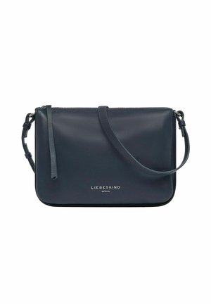 Sac bandoulière en cuir noir avec sangle ajustable et fermeture éclair, avec petit logo embossé « Liebeskind Berlin » sur le devant.