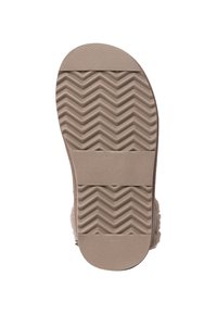 Semelle d'une pantoufle avec un motif en caoutchouc ondulé, surface beige texturée, comportant deux bandes horizontales et une zone de talon ronde.