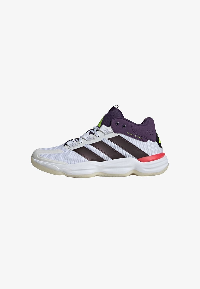 Weißer Sportschuh mit lila und schwarzen Akzenten, ausgestattet mit einem Mesh-Obermaterial, drei schwarzen Streifen und einer roten Fersenschlaufe. Gummisohle, leichtes Design.