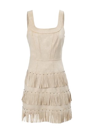 Vestido de ante beige con escote cuadrado, un cuerpo ajustado y tres capas de flecos en el dobladillo, acentuado con pequeños tachas metálicas.