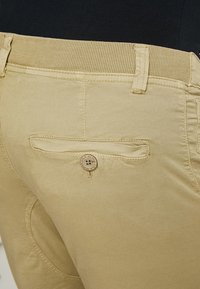 Alpha Industries KEROSENE - Shorts - light olive