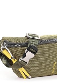 Borsa in tessuto verde texturizzato con zip grigia, accessori metallici argentati e accenti gialli sulla tracolla. Forma compatta con tracolla regolabile per una maggiore versatilità.
