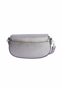 Bolso de mano texturizado gris con forma redondeada, cierre de solapa y correa ajustable. Presenta detalles metálicos y un brillo sutil.