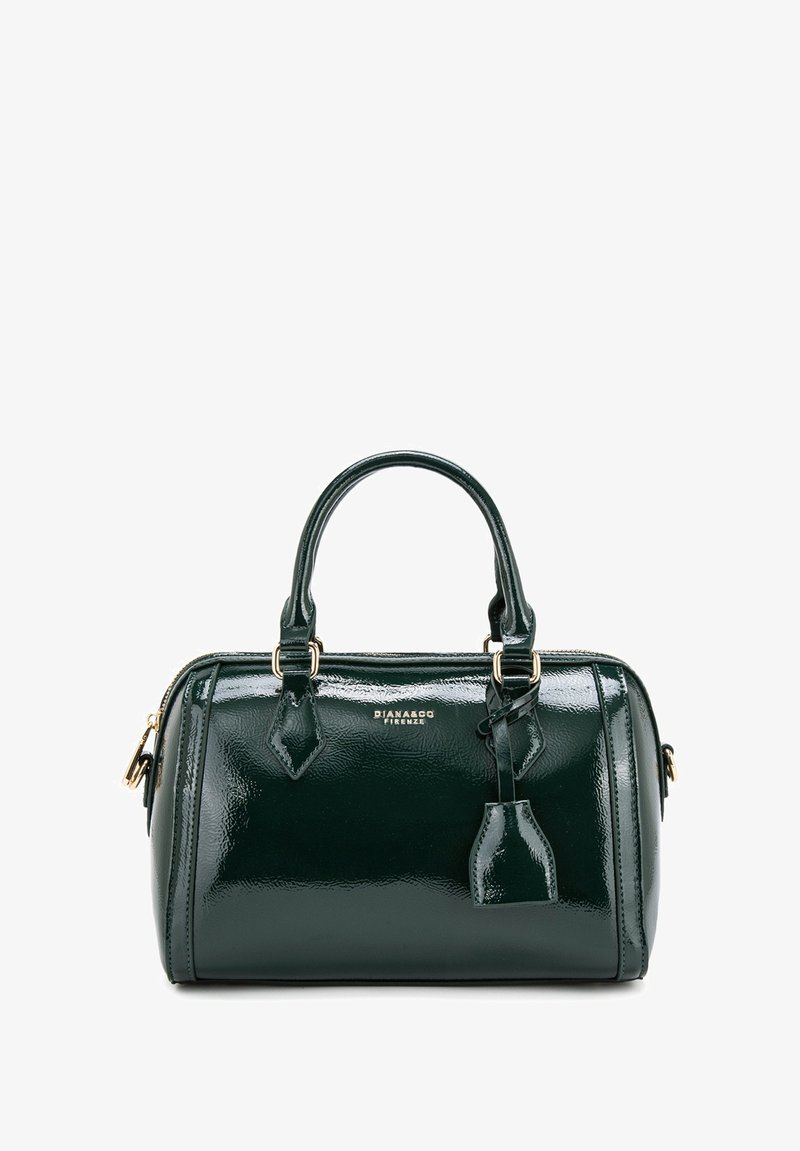 Donkergroene lakleren handtas met een gestructureerde vorm, dubbele handgrepen, goudkleurige hardware en een afneembare accenttag.