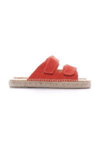 Sandales glissantes en toile rouge avec deux straps réglables, une semelle en jute tissée et une finition en tissu texturé.