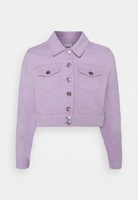 Lila beskuren denimjacka med krage, två bröstfickor, metalliska silverknappar och långa ärmar. Slät textur, avslappnad design.