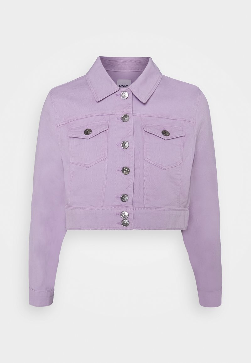 Lila beskuren denimjacka med krage, två bröstfickor, metalliska silverknappar och långa ärmar. Slät textur, avslappnad design.