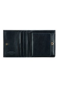 Cartera bifold de cuero negro abierta, mostrando tres ranuras para tarjetas y un monedero con cierre a presión, sobre un fondo blanco.