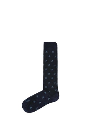 Calcetines de color navy con un patrón repetido de calaveras de color azul claro, hechos de una tela suave, con un puño acanalado y una textura suave.