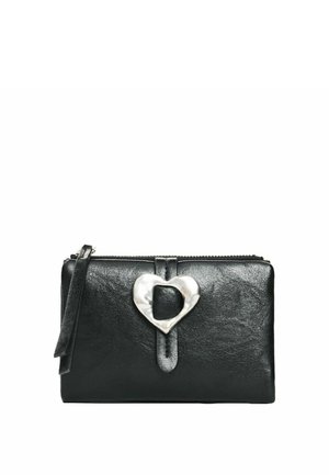 Clutch in pelle nera con fibbia a forma di cuore in argento e cinturino da polso su sfondo bianco.