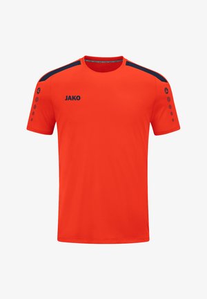 Rotes Sport-T-Shirt aus atmungsaktivem Stoff, mit marineblauen Schulterakzenten und drei runden Details an jedem Ärmel. Logo auf der Brust.