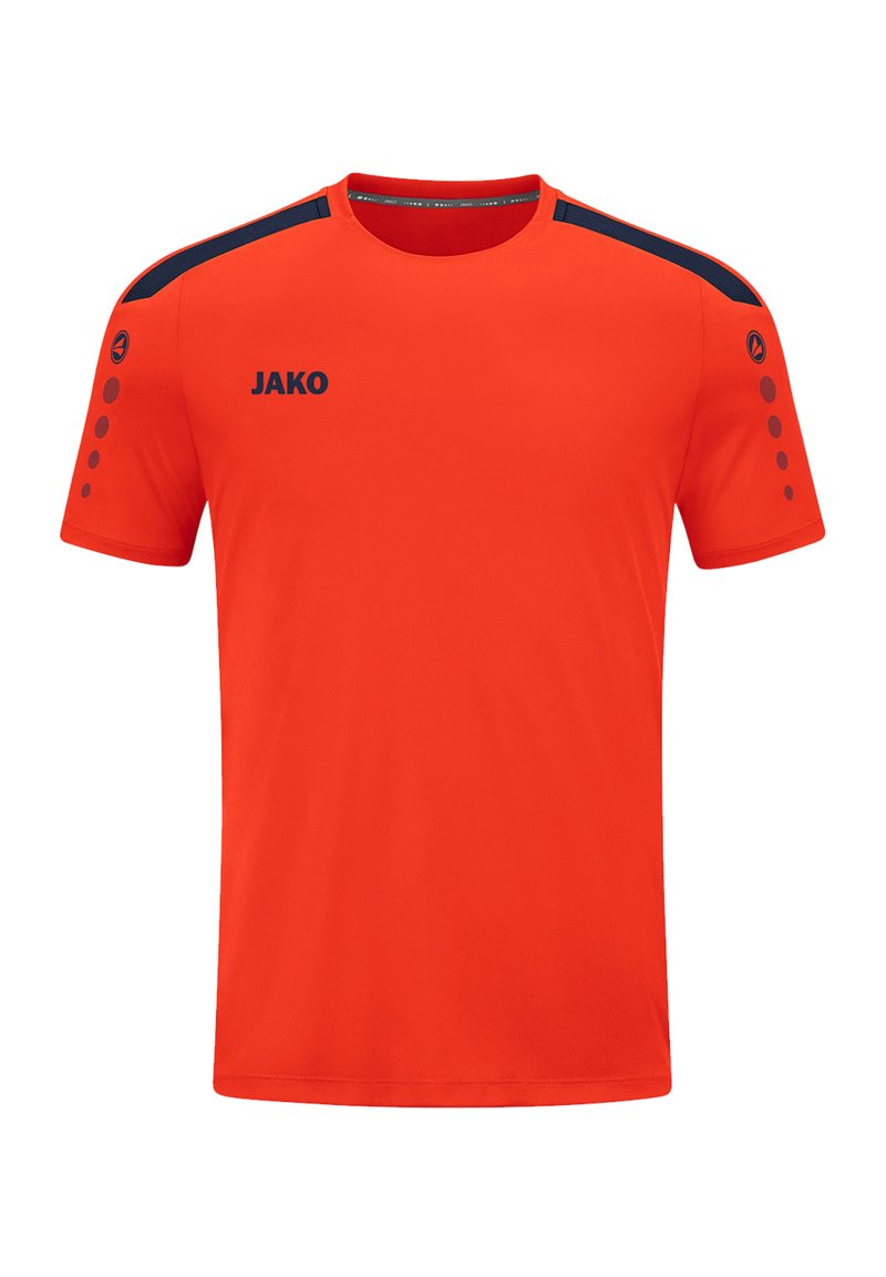 Rotes Sport-T-Shirt aus atmungsaktivem Stoff, mit marineblauen Schulterakzenten und drei runden Details an jedem Ärmel. Logo auf der Brust.