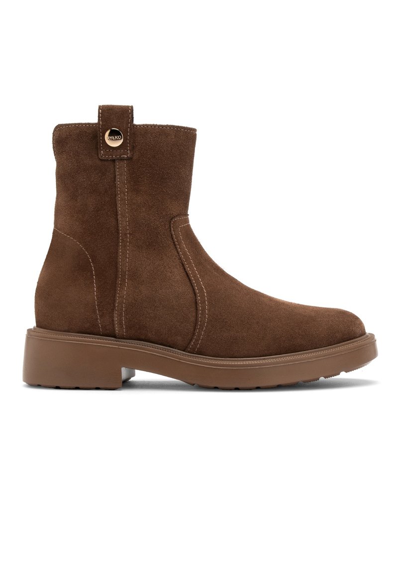 Brązowy zamszowy botek za kostkę z zaokrąglonym noskiem, detalami przeszycia i beżową gumową podeszwą. Posiada pętlę z tyłu ułatwiającą zakładanie.
