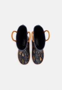 Bottes de pluie en caoutchouc bleues avec un motif forestier jaune, dotées de deux poignées sur les côtés pour un enfilage facile et d'une texture lisse.